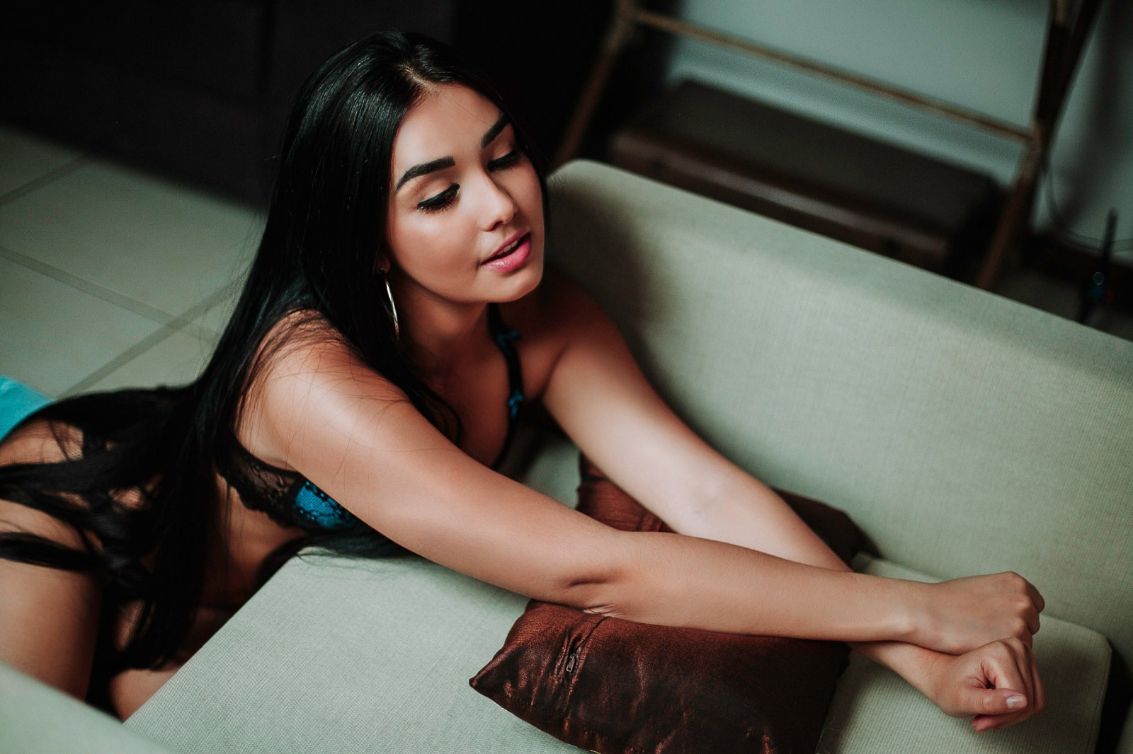 sort, Kvinder, model, portræt, langt hår, sidder, garvet, fotografering, sofa, sort hår, mode, hår, lingeri, Person, hud, tøj, supermodel, pige, skønhed, kvinde, dame, ben, humane positioner, Photo shoot, brunt hår, nøgenmodel, mave, menneskelige legeme, lår