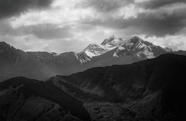 mountains,snowy peak,snow,clouds,monochrome