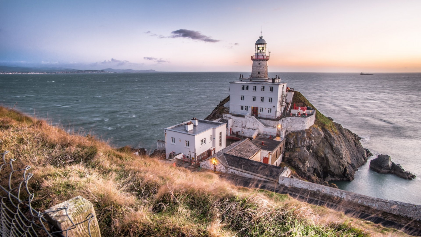 paysage, lumières, navire, mer, baie, architecture, colline, eau, Roche, la nature, rive, bâtiment, herbe, véhicule, route, des nuages, la tour, vagues, côte, falaise, phare, horizon, cap, clôture, Irlande, Terrain, Montagne, océan, 1920x1080 px, digue