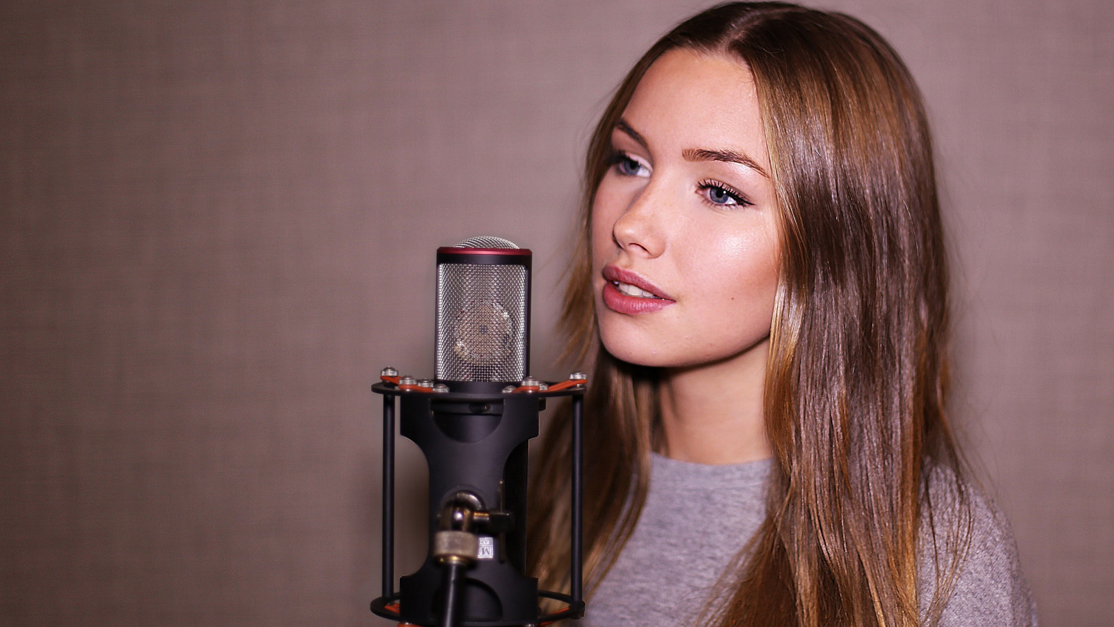 tvář, ženy, model, portrét, oči, bruneta, zpěvák, šaty, mikrofon, móda, vlasy, nos, jaro, Osoba, kůže, hlava, zpěv, Sara Farell, krása, oko, dáma, ret, účes, focení, hnědé vlasy, orgán