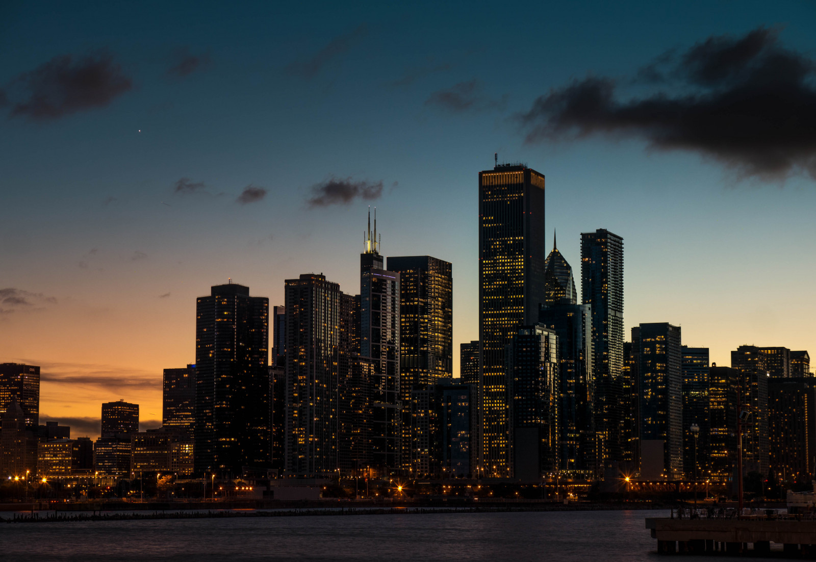 západ slunce, město, panoráma města, noc, jezero, nebe, hvězdy, Měsíc, panoráma, mrakodrap, večer, ráno, věž, horizont, Spojené státy americké, molo, soumrak, Illinois, Chicago, Michigan, metropole, trasa, roadtrip, válečné loďstvo, centrum, cestovat, svítání, trumf, obama, 66, Reise, Sears, urban area, Metropolitní oblast, lidské osídlení, geografický rys, panelový dům, Willis