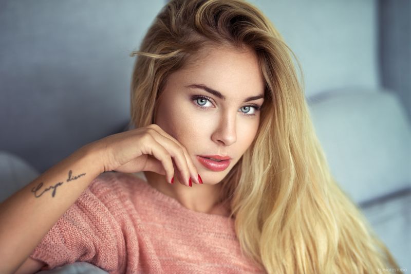Frau, blond, Gesicht, Rote nägel, Tätowierung, Porträt Frau, blond, Gesicht, Rote nägel, Tätowierung, Porträt