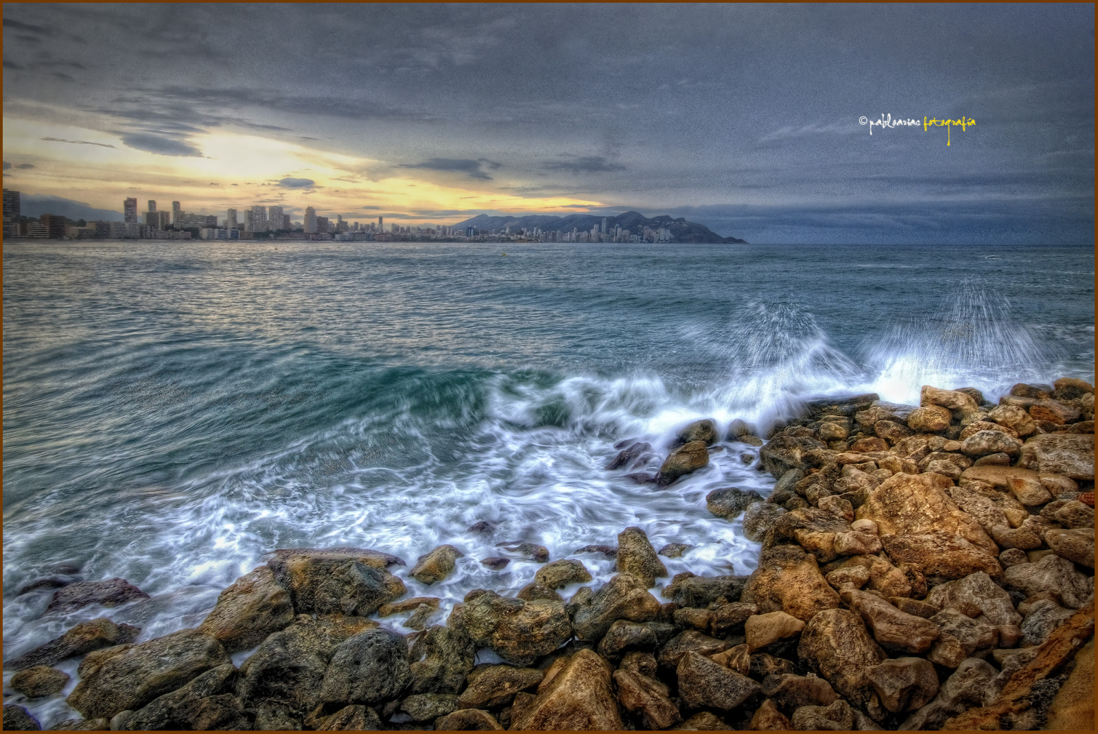krajina, Photoshop, západ slunce, moře, voda, Skála, Příroda, pobřeží, nebe, uklidnit, večer, pobřeží, HDR, Španělsko, horizont, mrak, svítání, oceán, vlna, cielo, naturaleza, mraky, mar, Barvy, agua, barvy, nikond300, Photomatix, sigma1020, ol tusfotos, alicante, olequebonito, greatmanipulart, grouptripod, goldenvisions, pabloarias, texturas, Acantilados, espana, tělo z vody, mořská vlna, mys, Benidorm, edificiosymonumentos, amaneceres, bufet, Parquenaturalserragelada, coastal and oceanic landforms