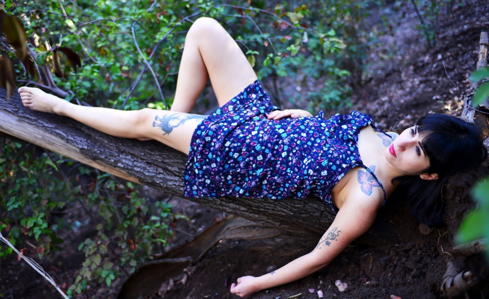 slunečnímu záření, les, ženy venku, ženy, model, fotografování, šaty, tetování, modrý, móda, džungle, jaro, Osoba, strom, květ, dívka, krása, sezóna, žena, dáma, noha, fotografie, místo výskytu, portrétní fotografie, focení, břicho, Lidské tělo, interakce