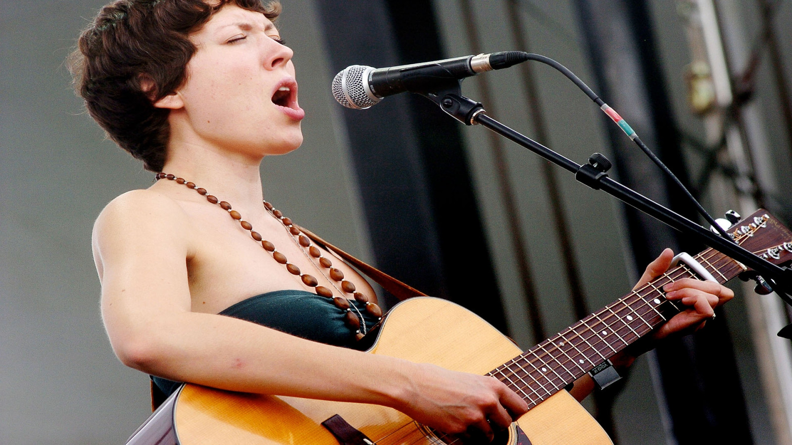 guitar, musikinstrument, musik, sanger, musiker, mikrofon, perler, Musik kunstner, lyd, guitarist, popmusik, sang, pige, ydeevne, at vise, plukket streng instrumenter, strengeinstrument, erhverv, sanger og sangskriver, basguitar, akustisk guitar, scenekunst, sangskriver, Alela diane, string instrument accessory, session musician, guitar accessory