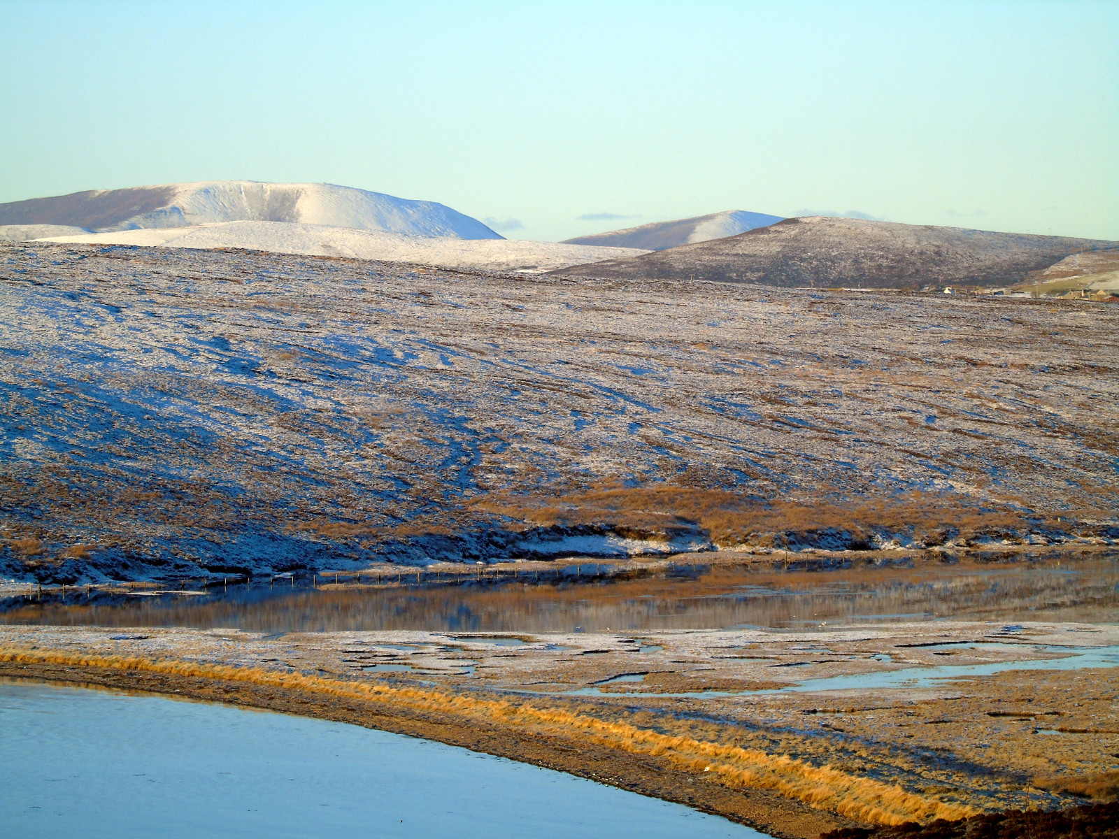 krajina, moře, záliv, kopec, jezero, voda, Příroda, pobřeží, písek, odraz, nebe, sníh, pláž, Skotsko, mech, modrý, ráno, pobřeží, hnědý, horizont, Sony, ostrov, divočina, tundra, plošina, Krásná, scenérie, hora, ještě pořád, svítání, oceán, vlna, nádrž, jezero, geologie, přírodní prostředí, landform, geografický rys, klesl, Orkneje, waulkmill, Orphir, Scapa Flow
