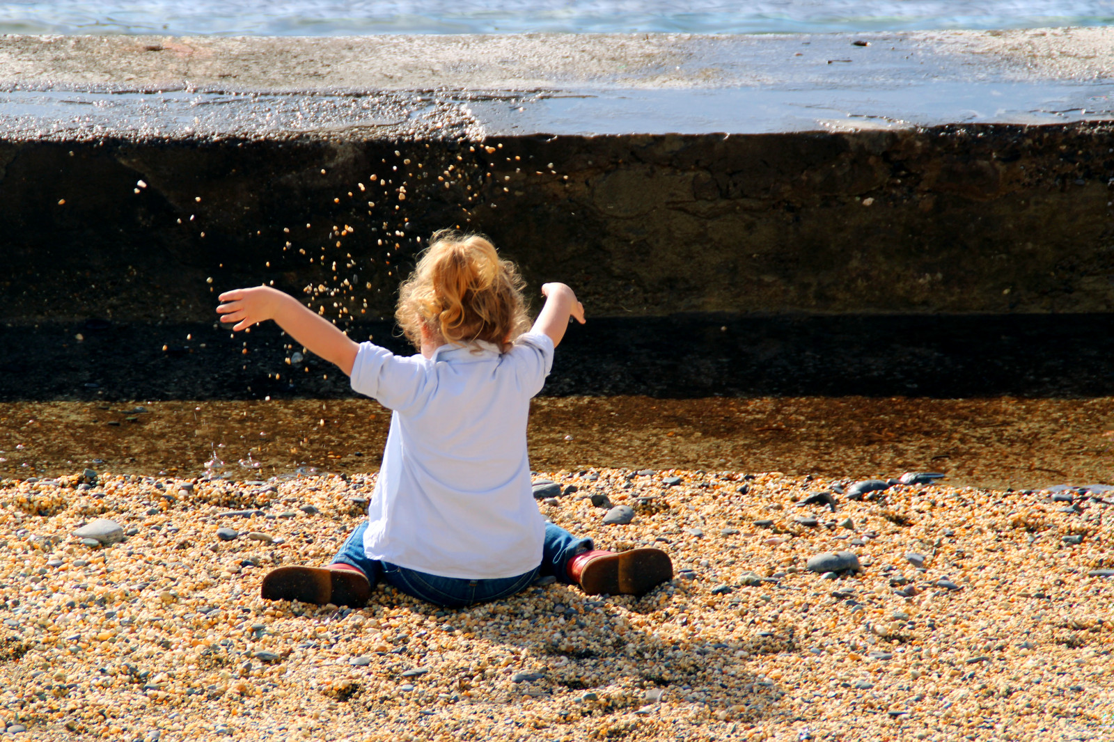 slunečnímu záření, blondýnka, moře, Skála, písek, sedící, pláž, slunce, dítě, oblázky, 2015, dítě, kobyla, podrážka, spiaggia, lidských pozice, Rapallo, Bimba, bionda, Sassolini