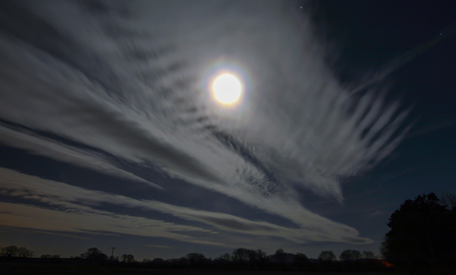 noc, nebe, mraky, Měsíc, měsíční svit, atmosféra, Nikon, Spojené království, longexposure, mrak, zakalený, počasí, atmosférický, noční obloha, tma, měsíční, D7100, cloudsstormssunsetssunrises, gb, nebe, astronomický objekt, jev, cloudscapes, atmosphericoptic, sigma1020mmf35exdchsm, nightclouds, spikesintheclouds