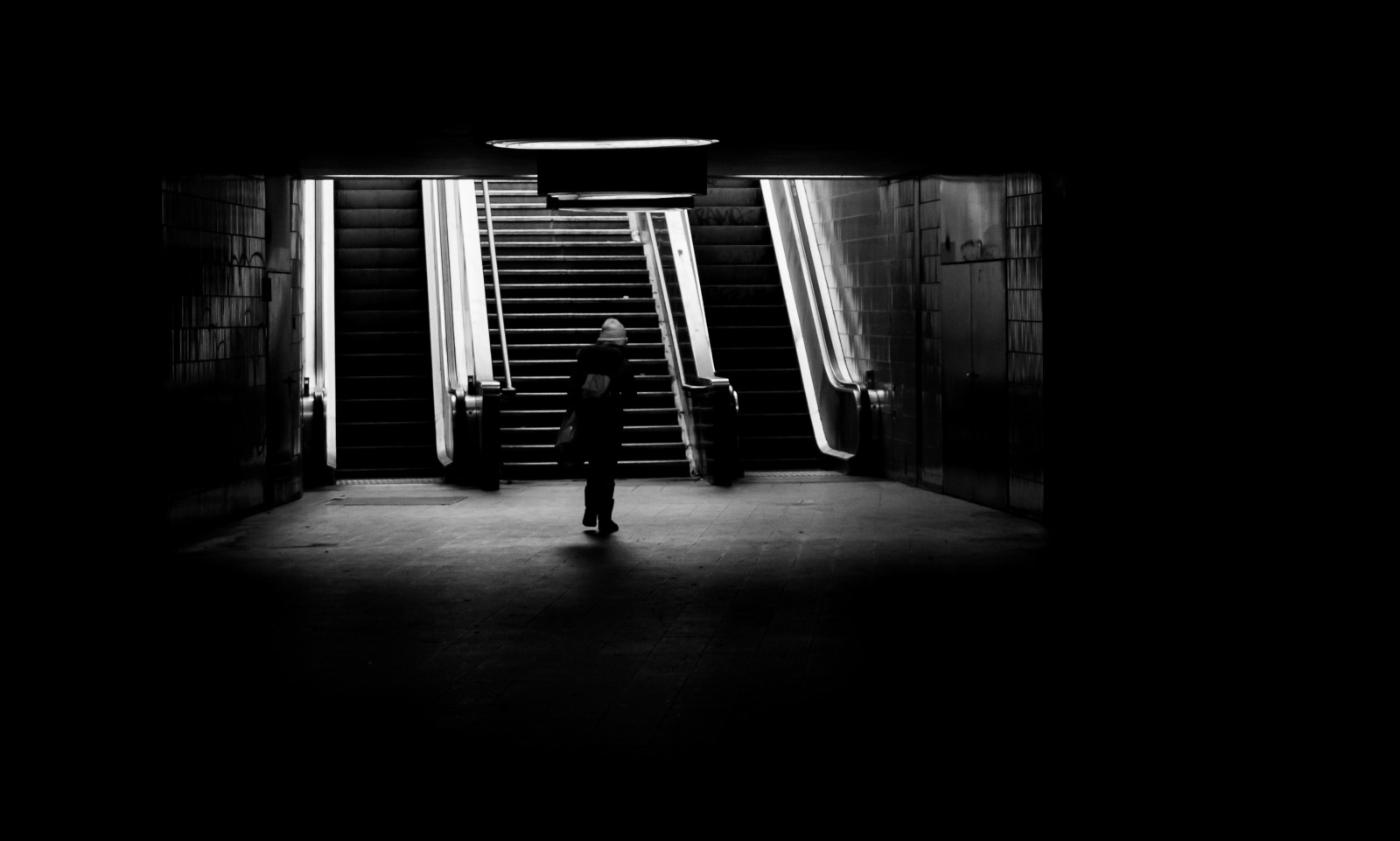 nero, monocromo, strada, notte, ombra, fotografia, simmetria, Germania, Berlino, mezzanotte, angolo, leggero, bianco e nero, bw, illuminazione, linea, oscurità, streetphotography, sfondo del computer, bianco e nero, fotografia in bianco e nero, film noir, still life, tastiera musicale, ICC, messegel nde