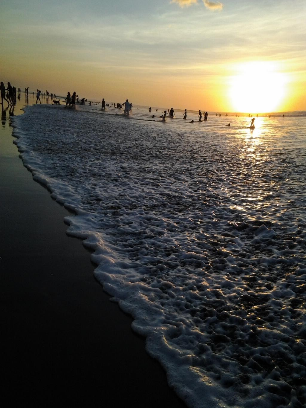 slunečnímu záření, lidé, západ slunce, moře, voda, pobřeží, písek, odraz, nebe, pláž, svítání, večer, ráno, vlny, pobřeží, slunce, horizont, soumrak, Bali, mrak, svítání, oceán, vlna, tělo z vody, mořská vlna, 1024x1365 px