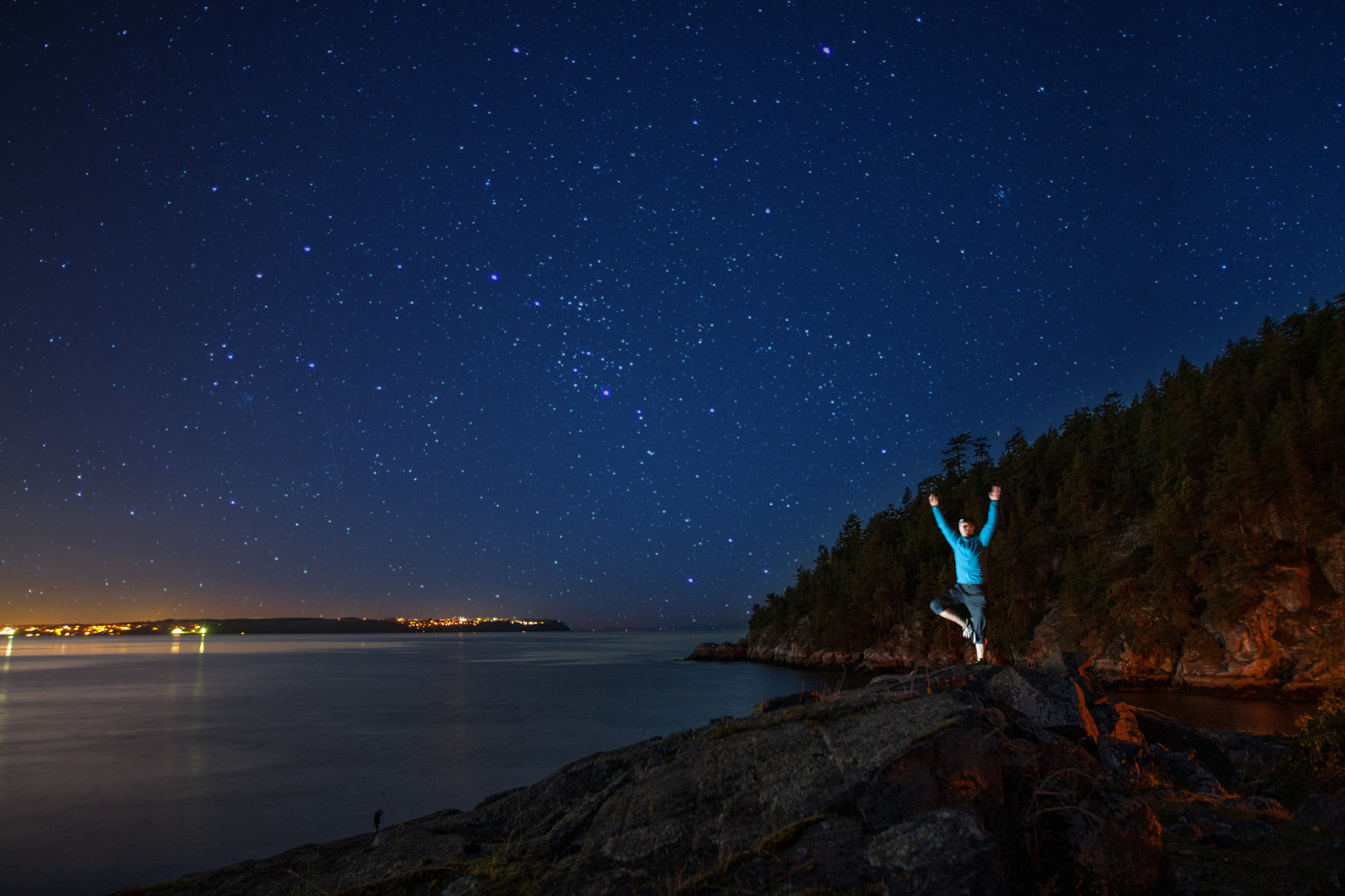 krajina, moře, noc, jezero, voda, Skála, Příroda, pobřeží, prostor, odraz, nebe, hvězdy, Země, večer, adidas, kalhoty, jóga, řeka, horizont, atmosféra, skály, astronomie, půlnoc, světlo, strom, osvětlení, před naším letopočtem, hvězda, tma, dojíždět, Tichý oceán, Britská Kolumbie, Atmosféra Země, vesmír, astronomický objekt, tělo z vody, geologický fenomén, kapucí, jev, West Vancouver, Squamish, táborový kotlík, UBC, arcteryx, georgiastrait, Lululemon, Maják, Memyselfandi, Flashismus, Strobez, Mavic, Caulfieldcove