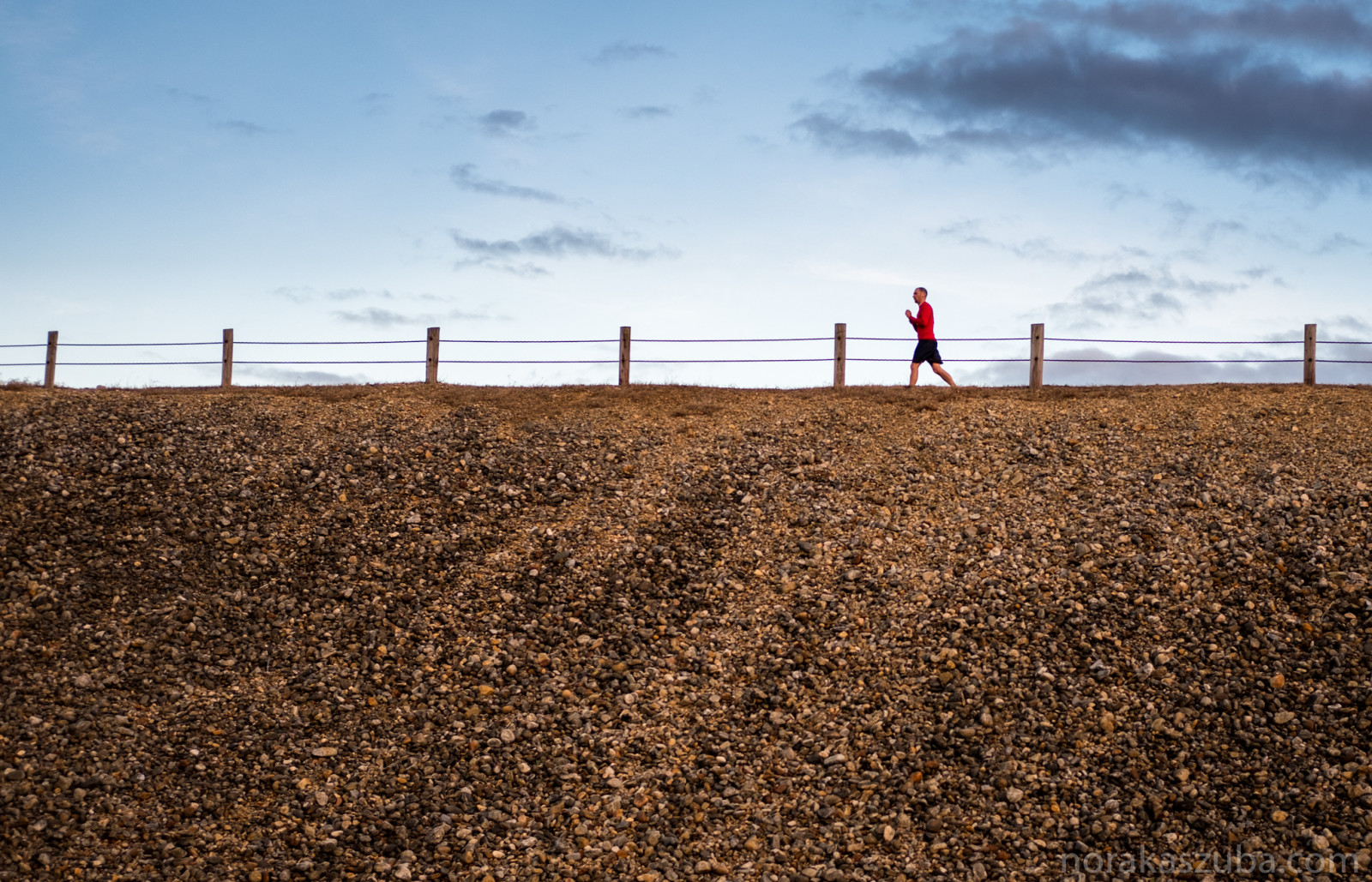 streetphotography, Mansfieldhollowdam, přehrada, Mansfieldconnecticut, Běžec, fujixt2, Fuji35mm, 53mm s faktorem, norakaszuba, postava
