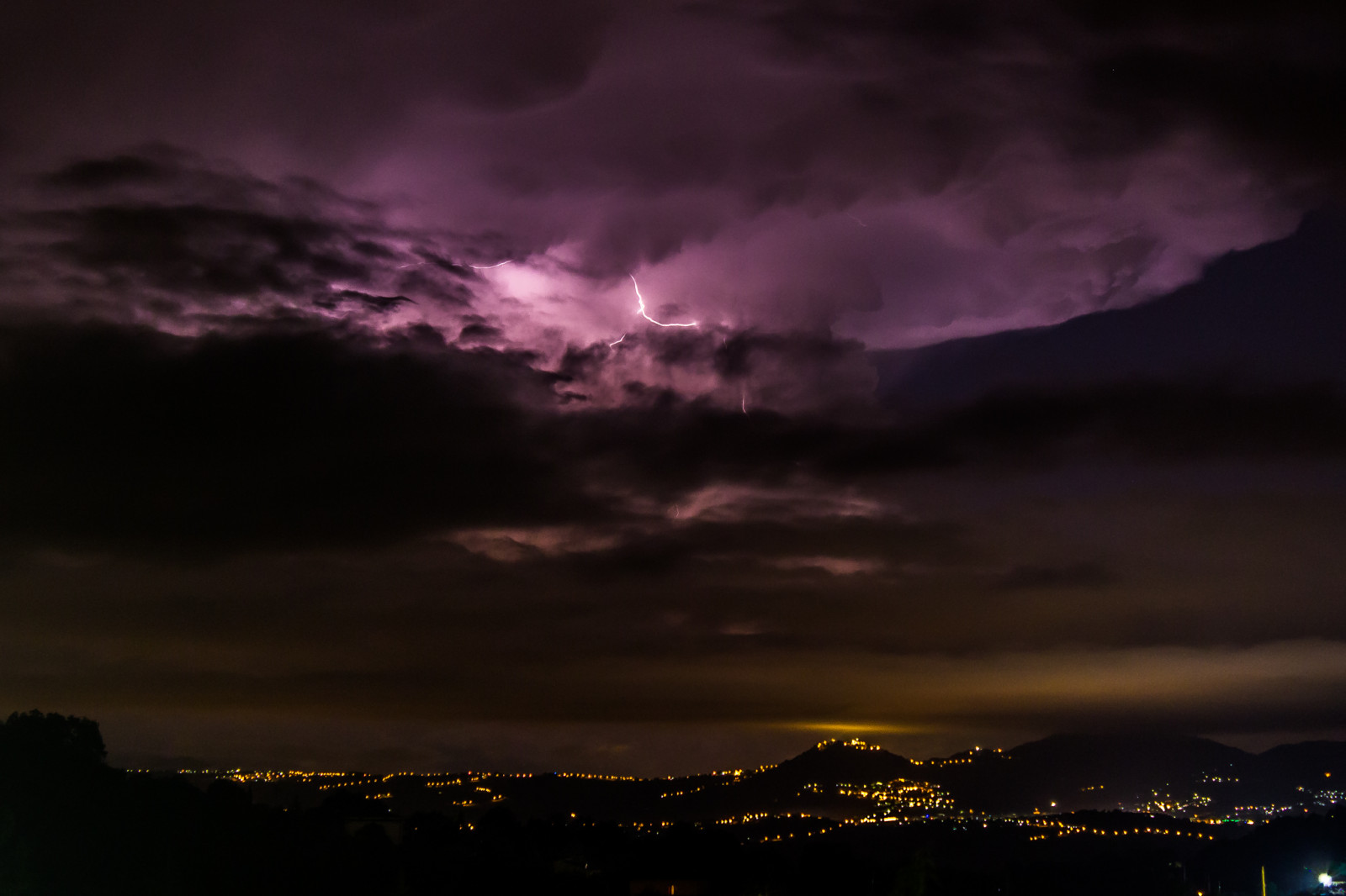 krajina, Itálie, noc, nebe, mraky, Blesk, bouřka, večer, Kánon, horizont, atmosféra, soumrak, hrom, půlnoc, mrak, svítání, bouřka, tma, 600D, Kampánie, Benevento, během dne, notturno, Nubi, Sannio, počítač tapeta, Atmosféra Země, odlesk, červená obloha v dopoledních hodinách, meteorologický jev, kupa, jev, Salerno, Tempesta, temporale, maltempo, paduli, cumulonembo, Fulmini, Saeta