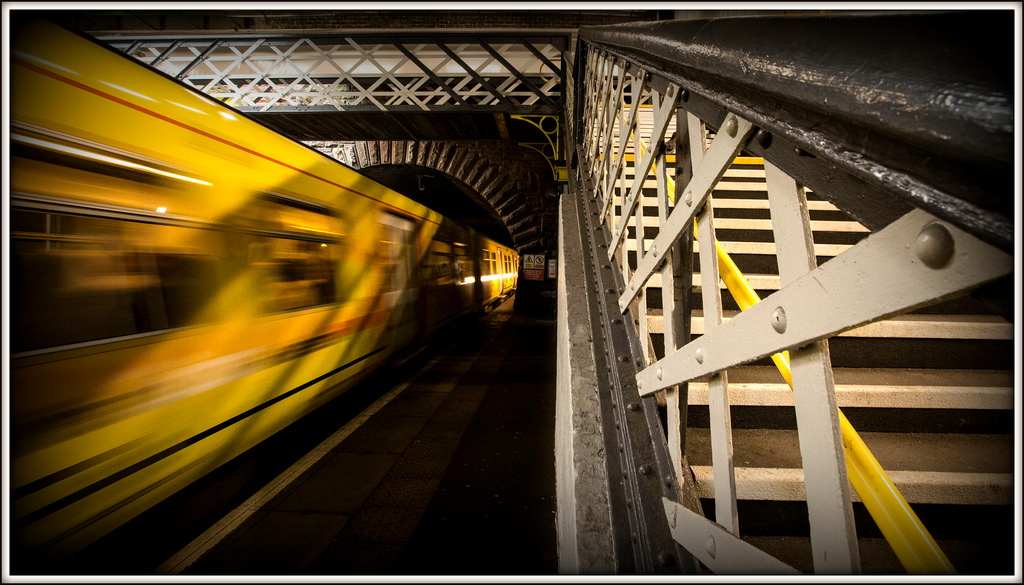 noc, symetrie, žlutý, tunel, metro, doprava, podzemí, infrastruktura, rychlá přeprava, 2016, světlo, čára, tma, rozostření pohybu, veřejná doprava, stanice metra, Merseyside, Birkenhead, Greenlane, thewirral, Tranmere, class508, Merseyrail, rychle vpřed, symbolismus
