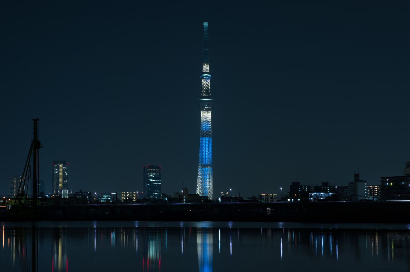 Japonsko, město, panoráma města, noc, architektura, odraz, panoráma, mrakodrap, večer, věž, horizont, Nikon, soumrak, metropole, Tokio, jp, Skytree, NIKKOR, osvětlené, osvětlení, tma, iki, mezník, Tokyo Sky Tree, horikiri, afs105mmf14eed, afsnikkor105mmf14eed, df, Atmosféra Země, Metropolitní oblast, lidské osídlení, panelový dům