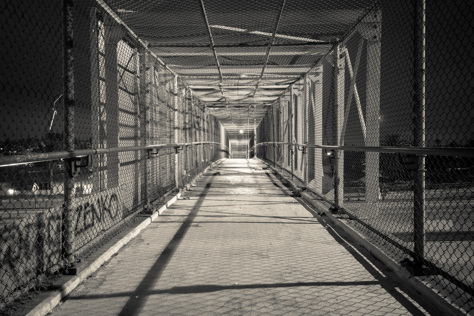 Černá, černobílý, město, ulice, panoráma města, noc, městský, silnice, symetrie, most, doprava, infrastruktura, urbex, Černý a bílý, pouliční život, městský život, městský život, čára, světla města, San Diego, tma, dráha, nightfoto, Urban Decay, urban area, Černý a bílý, monochromatické fotografování, urbanlandscape, urban exploration, pedestrianbridge, barriologan