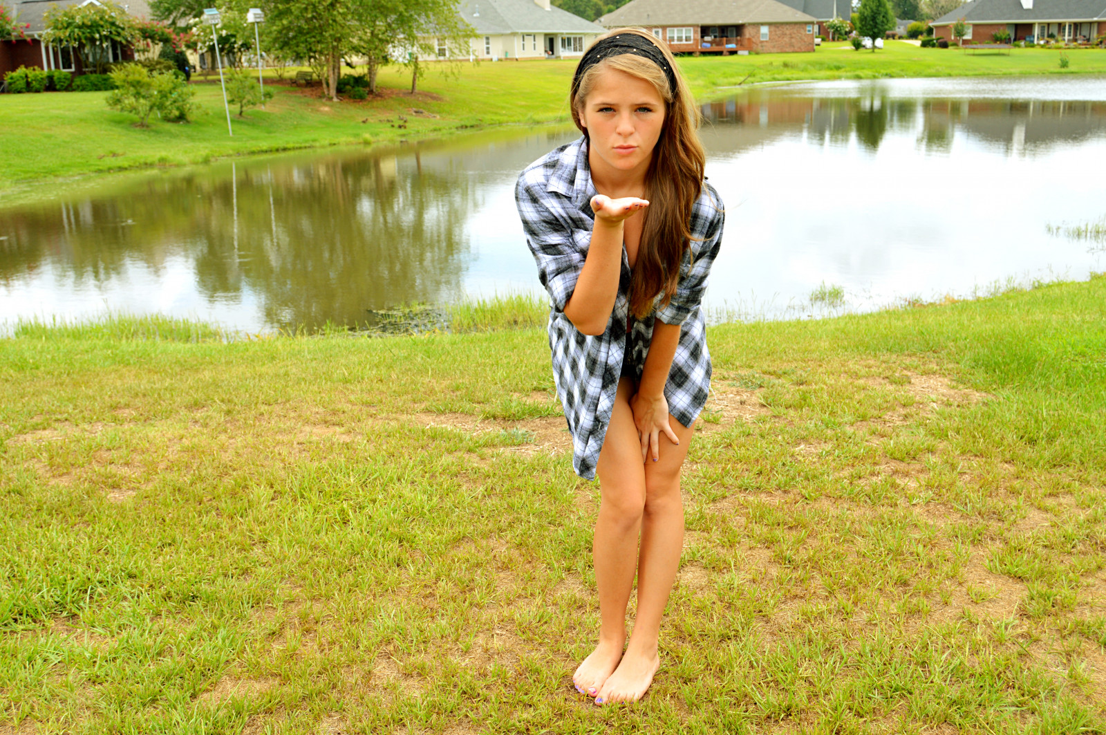 Wallpaper Houses Sky Brown Lake Black Green Girl Beautiful Grass Hair Nose Photography Photo Eyes Friend Long Pretty Shoot Eyelashes Photoshoot Jean Natural Skin Photos Background Gorgeous Tan Olive Lips Best