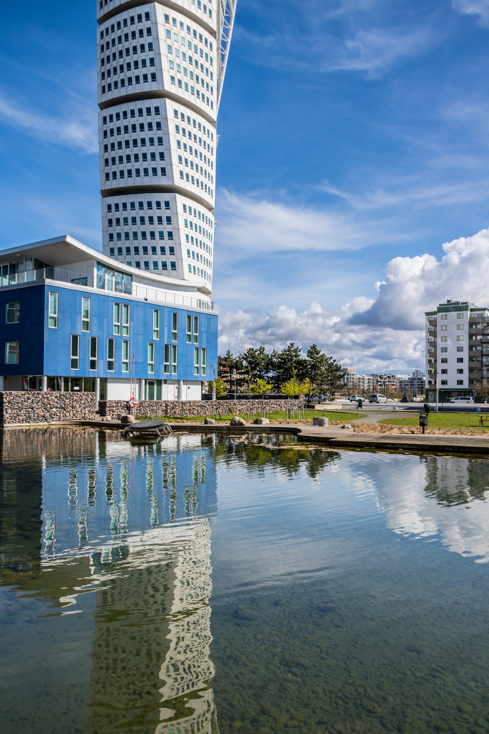 moře, město, panoráma města, architektura, voda, budova, odraz, nebe, Cestovní ruch, panoráma, mrakodrap, věž, dok, mrak, Turning Torso, v strahamnen, nebe, moln, byggnad, Malmo, modrá obloha, reflektion, mezník, urban area, vodní, lidské osídlení, panelový dům, letecké snímkování
