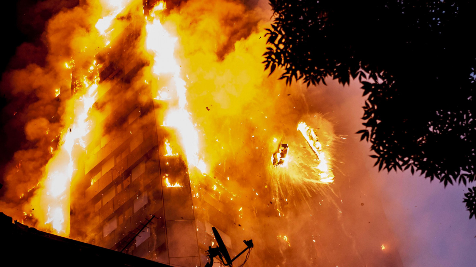 2560x1440 px, death, fire, London, night, smoke, trees