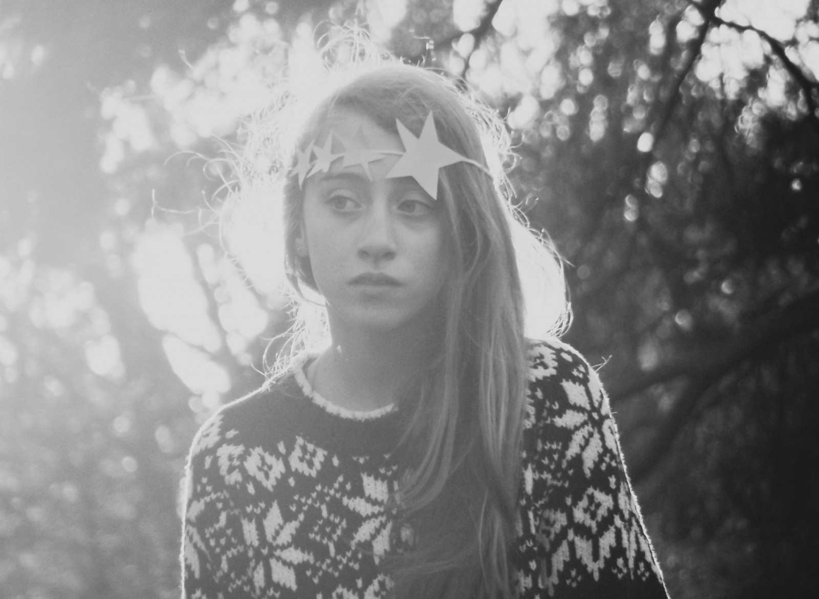 tvář, slunečnímu záření, bílý, Černá, černobílý, portrét, zima, fotografování, větev, svetr, koruna, bokeh, emoce, štěstí, Osoba, hlava, světlo, strom, zlatý, rostlina, dívka, krása, tělesné, usměj se, oko, dáma, zábava, člověk, hvězda, fotografie, momentka, Černý a bílý, monochromatické fotografování, portrétní fotografie, focení, stock photography