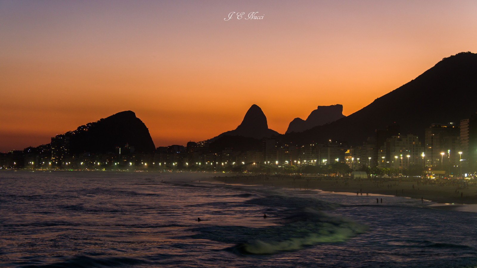 svět, život, zálohování, modrý, Okna, Přátelé, západ slunce, letní, nebe, lidé, oranžový, slunce, slunečnímu záření, přímořská krajina, hory, Cestovní ruch, pláž, Příroda, Brasil, Rio de Janeiro, podsvícení, odrazy, dlaněmi, objektiv, krajina, šťastný, světla, zrcadlo, zlatý, Soumrak, Nikon, flickr, vlny, panoráma města, barvy, br, seasons, jasný, čas, kokosový ořech, výstřely, slavný, široký, siluety, Panorámy, atmosféra, kopce, Corcovado, Copacabana, prozkoumat, harmonie, pohledy, promenáda, tropický, pozitivní, pohled, písky, snový, 28300 mm, dech beroucí, magichour, Carioca, divy, Déšť, Leme, Hoya, D800, vibe, Pedradagavea, ipanemabeach, wonderfulcity, Fografii, jos eduardonucci