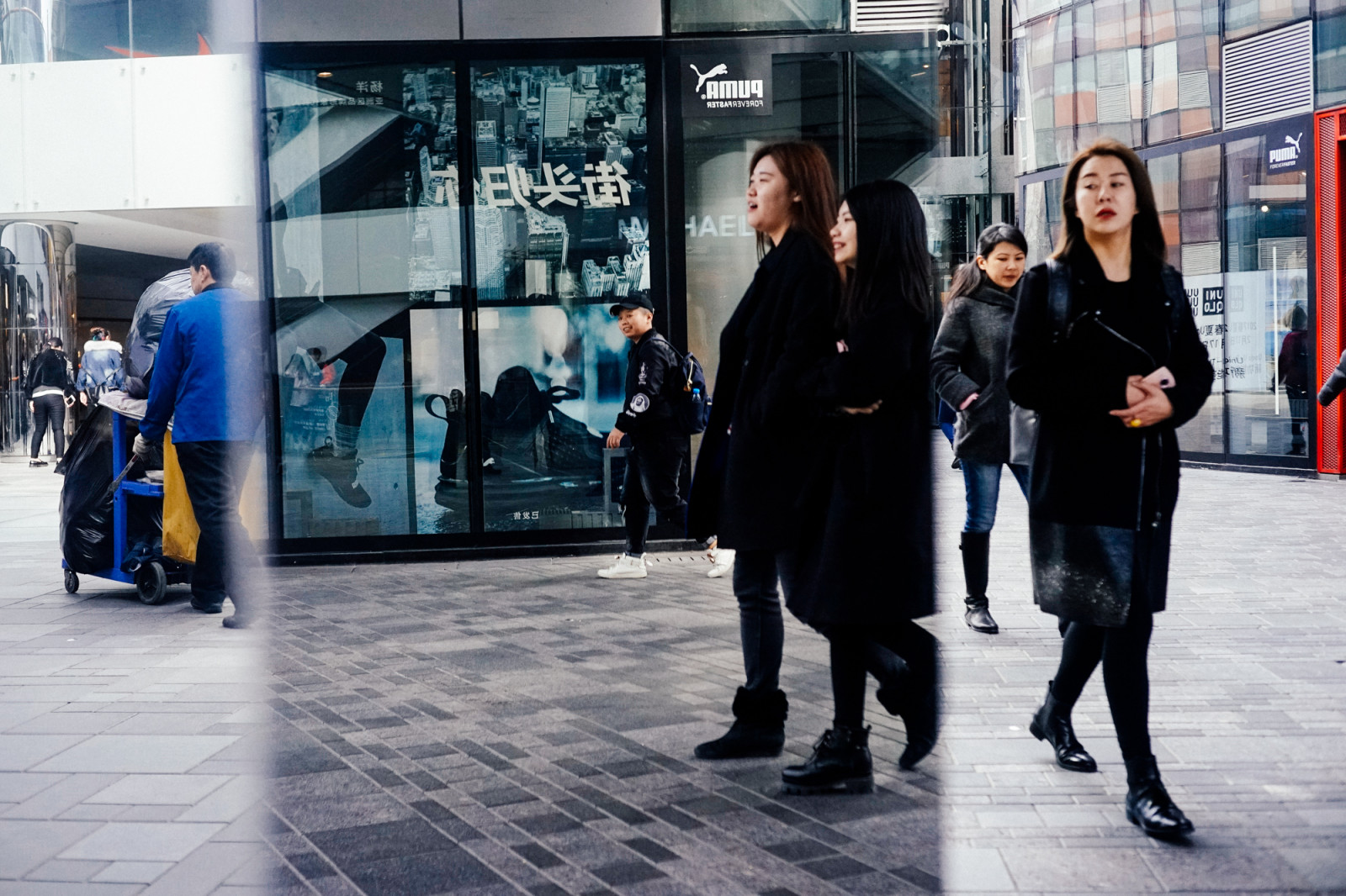 lidé, bílý, Černá, černobílý, město, ulice, Čína, městský, budova, zima, silnice, fotografování, modrý, stojící, život, Beijing, střelec, infrastruktura, výstřel, pěší, Černý a bílý, scéna, Pohled, wb, dívka, tělesné, Street View, člověk, pouliční život, třídaFoto, streetphotography, lidstvo, upřímný, streetscene, streetshot, prasknutí, momentka, střílet, urbanstreet, urban area, urbanview, živel, veřejný prostor, streetshooter, streetshoot, nocolor, Urbanpeople, Urbansence, Urbancandid, Sanlitun