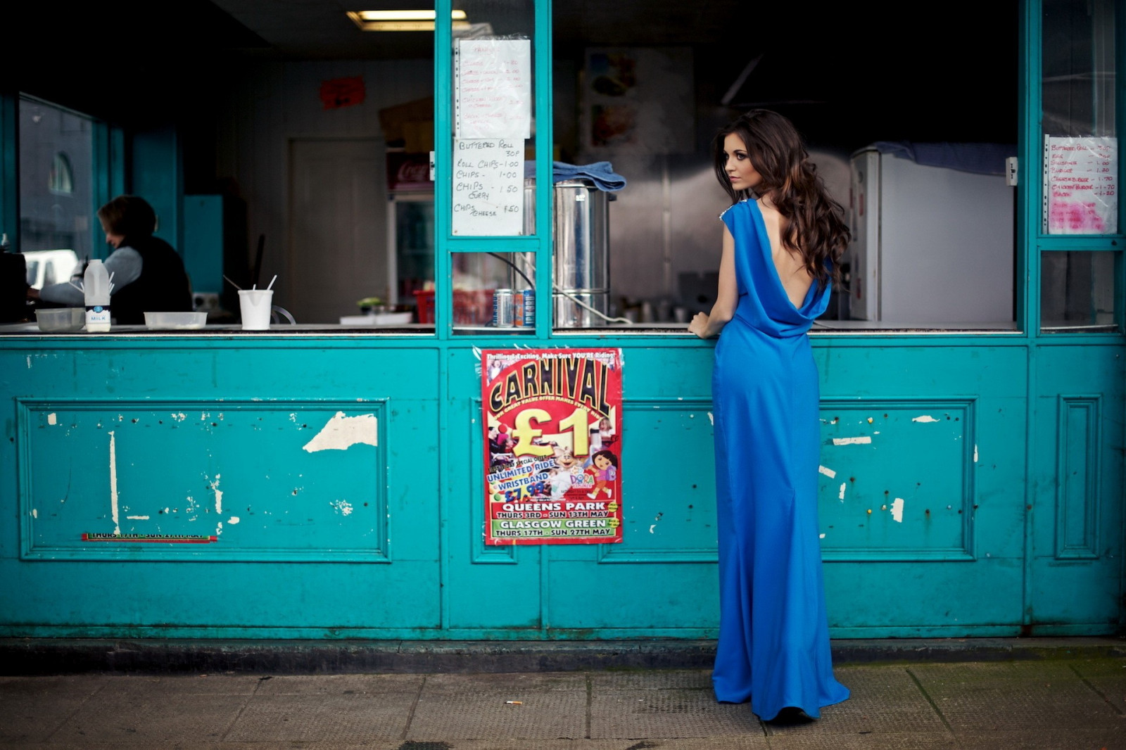 Fondos de pantalla mujer, Ojos, calle, rojo, verde, azul, labios