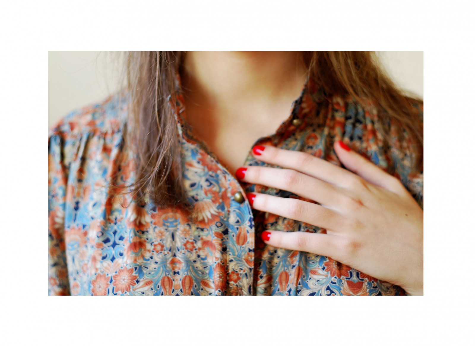 T-shirt, rød, kjole, blå, mønster, Spanien, hår, Madrid, negle, mærke, tøj, 2012, NIKKOR, 50mm, pige, hånd, chica, rojo, Mano, design, hals, selvportræt, pelo, autorretrato, tekstil, nikond60, Espana, mode tilbehør, ærme, u som