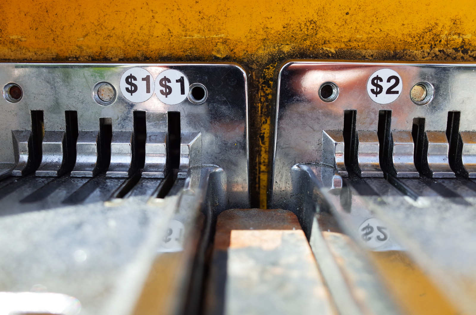 kov, automobilový exteriér, font