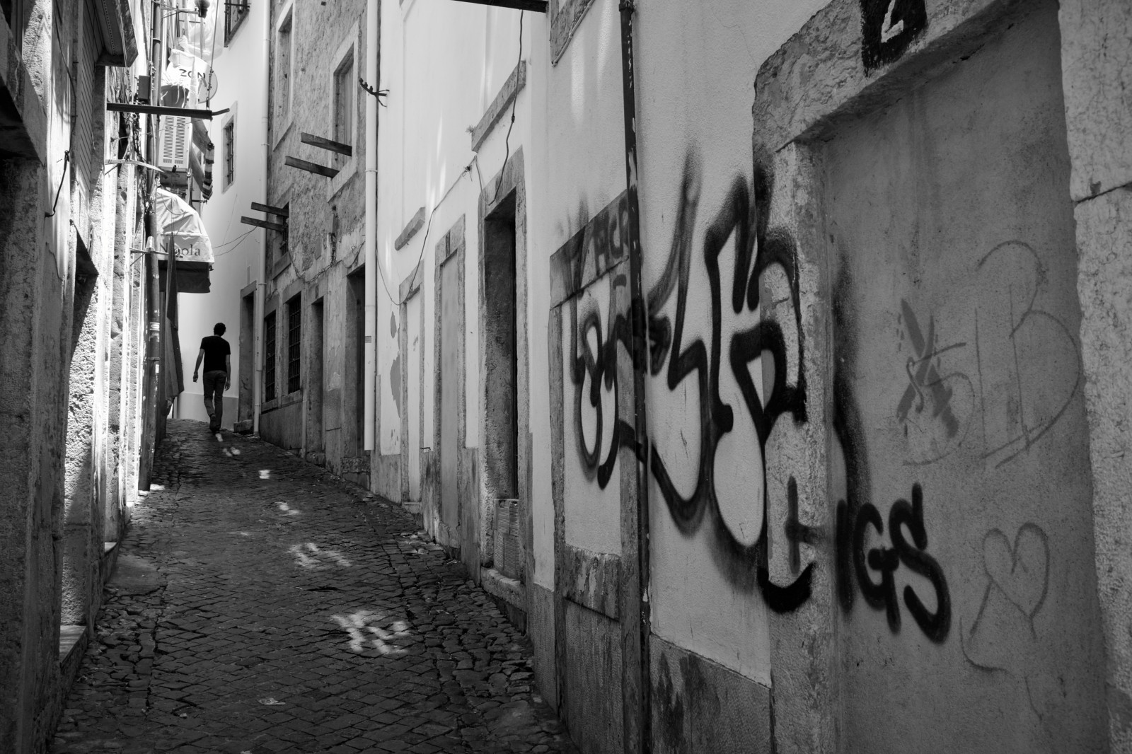 černobílý, 500px, okno, město, ulice, stěna, silnice, fotografování, město, Lisabon, chůze, Portugalsko, infrastruktura, flickr, Černá bílá, alej, muž, tma, streetphotography, x100s, streetphotographer, fasáda, pruh, urban area, Černý a bílý, monochromatické fotografování, sousedství, Alfama, fernandopc