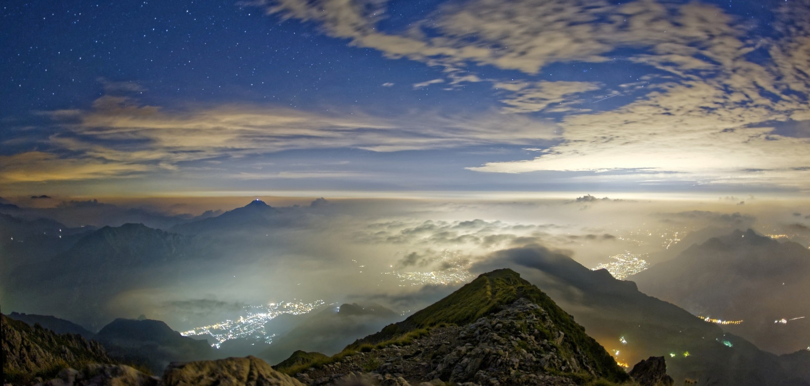 sollys, landskap, lys, fjellene, solnedgang, by, Italia, høyde, natur, himmel, stjerner, skyer, soloppgang, kveld, morgen, tåke, horisont, atmosfære, dal, skumring, platå, Sky, fjell, soloppgang, atmosfærisk fenomen, jordens atmosfære, fjelllandformer, fjellkjede, meteorologisk fenomen