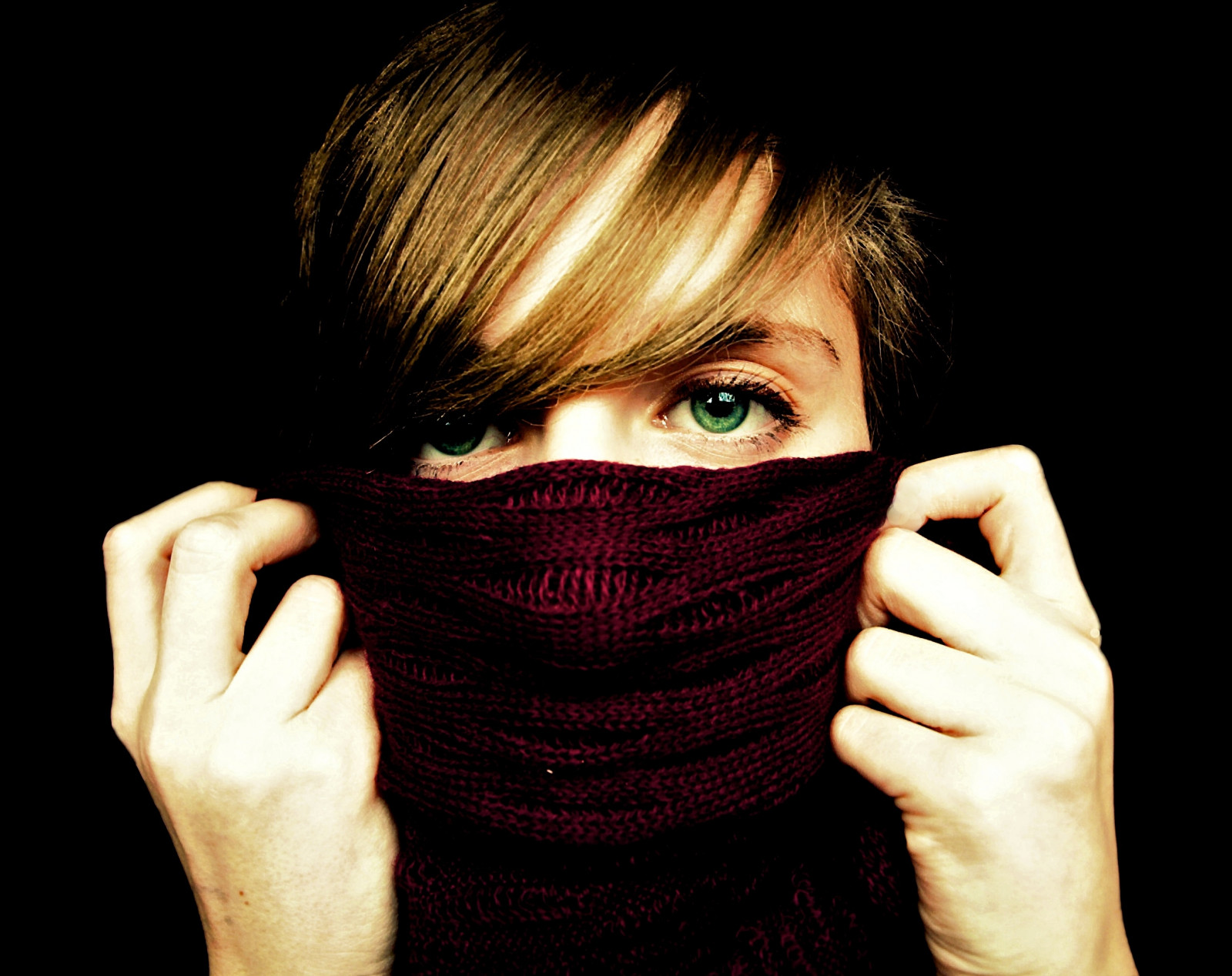 สีแดง, blackbackground, ความลึกลับ, ผ้าพันคอ, ตัวเอง, จูเลีย, Olympus, ตาสีเขียว, Portrat, helloimjulia