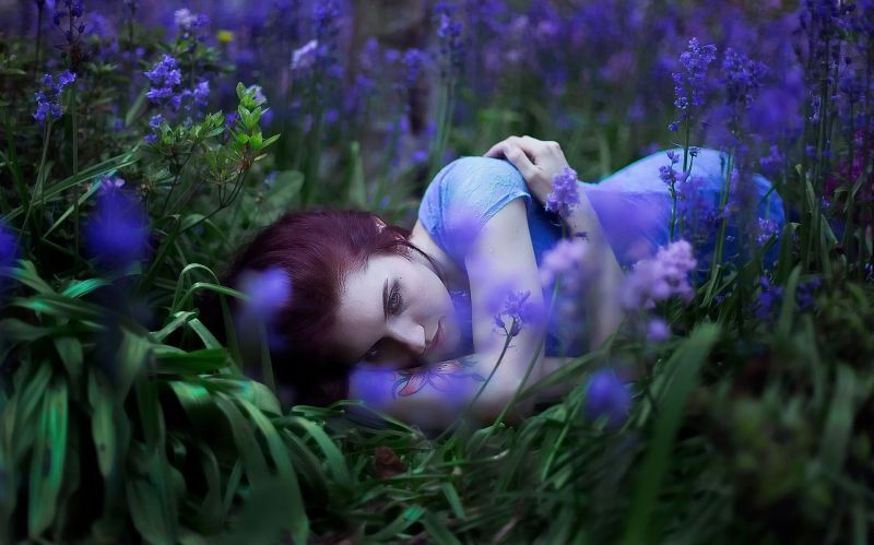 Femmes en plein air, femmes, maquette, fleurs, la nature, herbe Femmes en plein air, femmes, maquette, fleurs, la nature, herbe