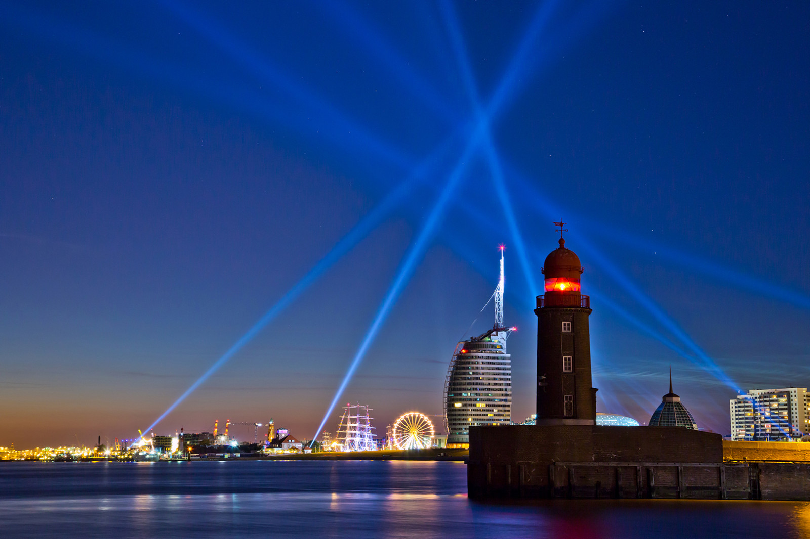 Metropolitní oblast, panoráma města, mezník, město, nebe, panoráma, metropole, odraz, během dne, noc, urban area, věž, most, mrakodrap, fixed link, architektura, voda, centrum, panelový dům, soumrak, osvětlení, kabel vydržel most, večer, turistická atrakce, atmosféra, horizont, mrak