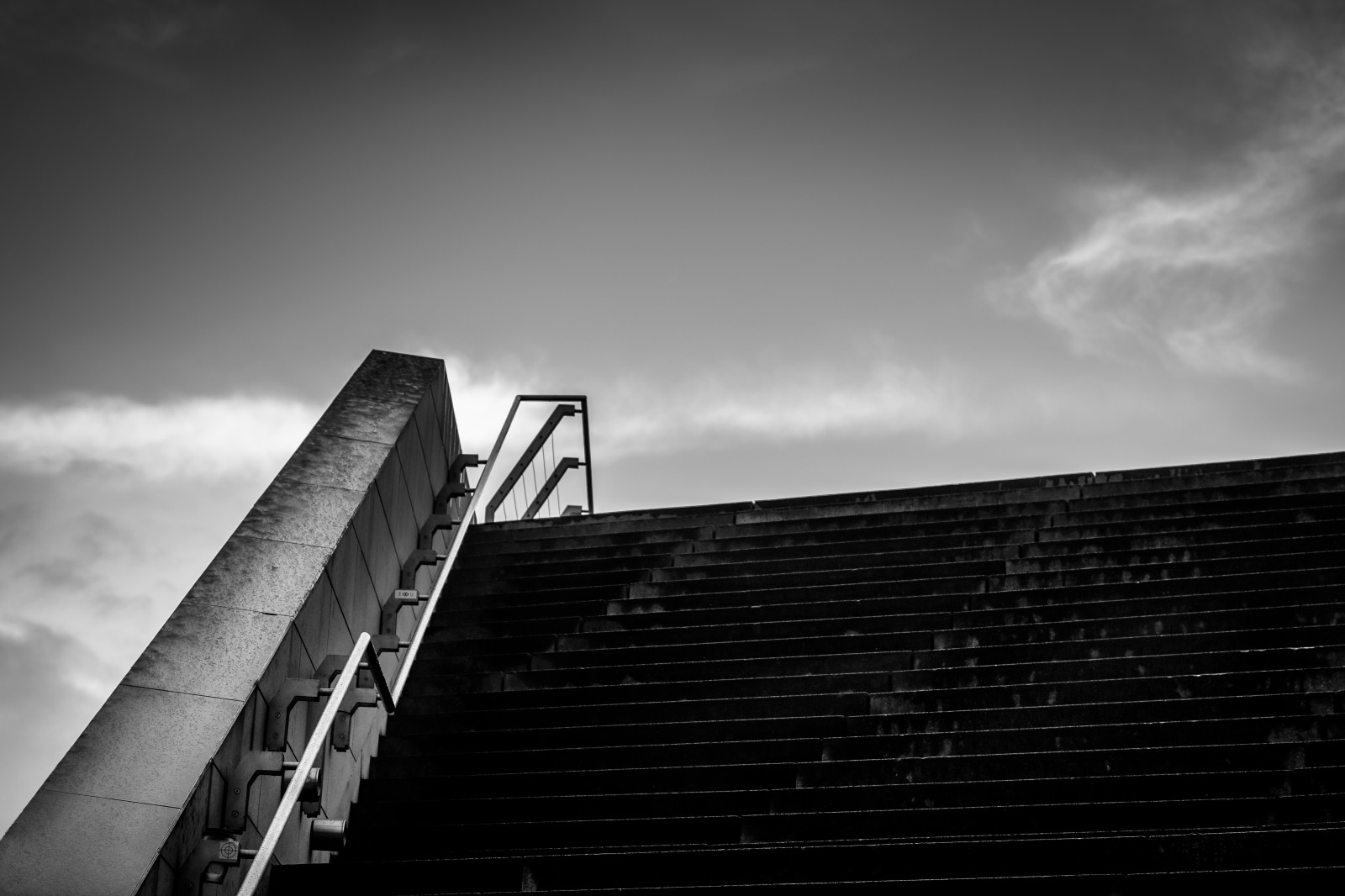 slunečnímu záření, bílý, Černá, černobílý, ulice, odraz, nebe, fotografování, symetrie, mrakodrap, jednoduchý, geometrie, horizont, atmosféra, Dánsko, schodiště, čistý, pentax, Kodaň, světlo, Černý a bílý, mrak, geometrický, tělesné, tvar, čára, tma, streetphotography, monocromo, BNW, travelphotography, Černý a bílý, monochromatické fotografování, meteorologický jev, blackandwhitefineart