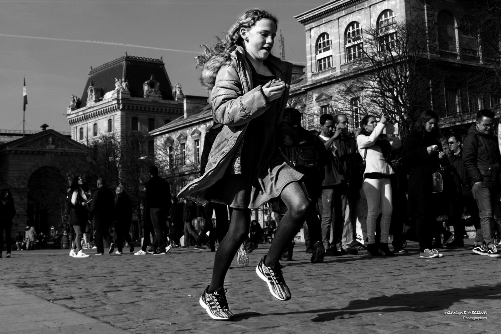 træer, mennesker, hvid, sort, monokrom, by, gade, himmel, vej, fotografering, blå, Sol, sko, kondisko, Løb, løb, gå, noir, Olympus, infrastruktur, lys, træ, pige, bw, Foto, bygninger, sjovt, stil, fotografi, streetphotography, rue, blanc, menneskemængde, OMD, oprigtig, nb, sko, øjebliksbillede, fodtøj, rekreation, byområde, sort og hvid, monokrom fotografering, performance