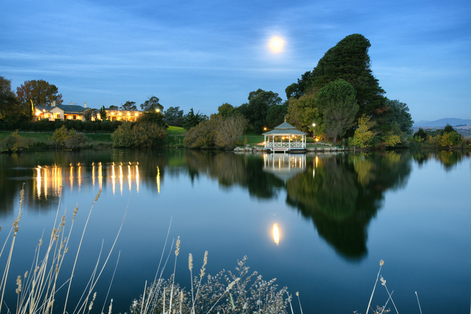 cestovat, západ slunce, Měsíc, jezero, odraz, Cestovní ruch, voda, noc, odrazy, ostrov, restaurace, večer, vinice, Nikon, víno, soumrak, přehrada, Austrálie, vinné sklepy, odráží, východ měsíce, Tasmania, bluehour, 1001nights, rotunda, Launceston, vína, Relbia, 1001nightsmagiccity