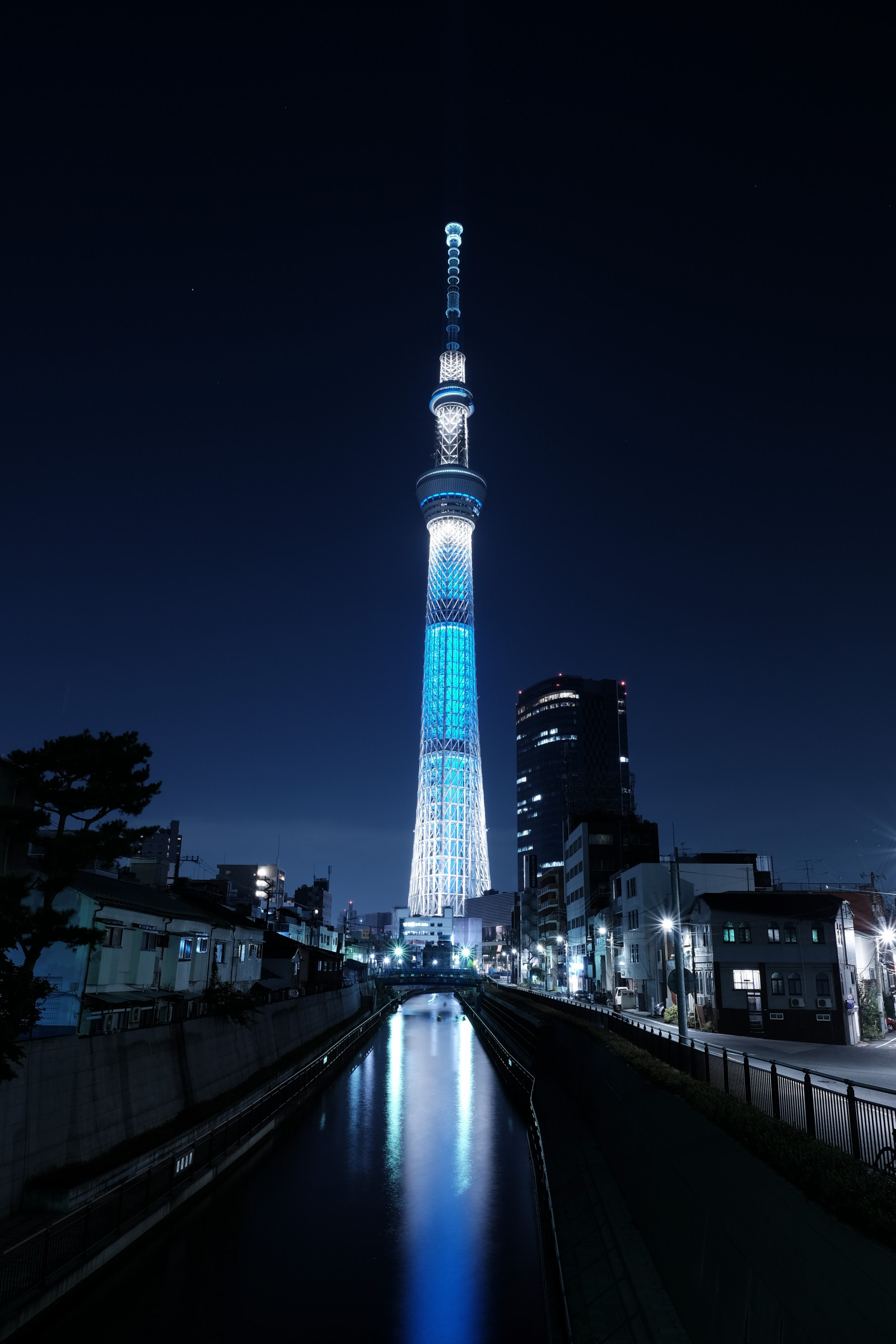 Japonsko, město, panoráma města, noc, architektura, odraz, panoráma, mrakodrap, večer, věž, horizont, soumrak, metropole, Tokio, Fujifilm, jp, Skytree, světlo, longexposure, osvětlené, osvětlení, fuji, tma, Fujinon, iki, mezník, Tokyo Sky Tree, x, XT1, iillumination, xf16mmf14rwr, xf16mm, Metropolitní oblast, lidské osídlení