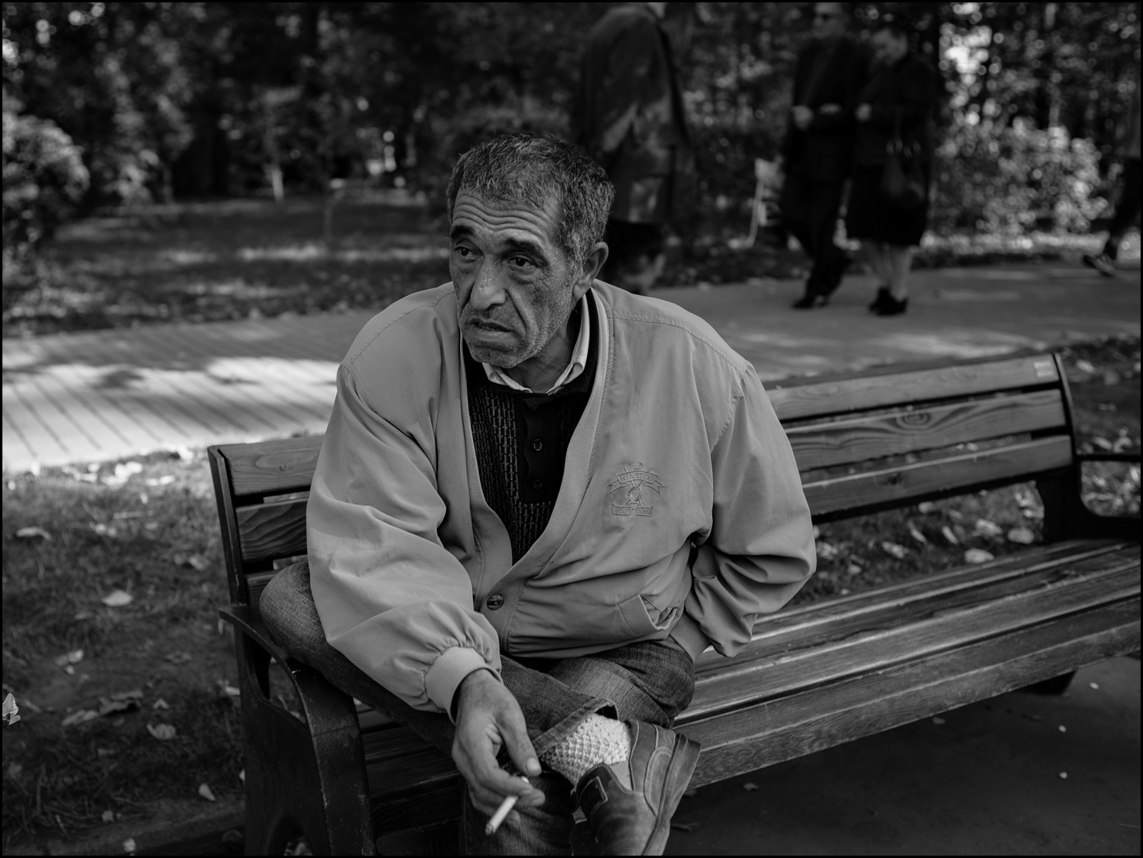 muž, bílý, Černá, fotografie, Osoba, sedící, Černý a bílý, monochromatické fotografování, infrastruktura, fotografování, mužský, momentka, člověk, stojící, černobílý, chrám, human behavior, voda, auto, portrétní fotografie, styl, strom, tma