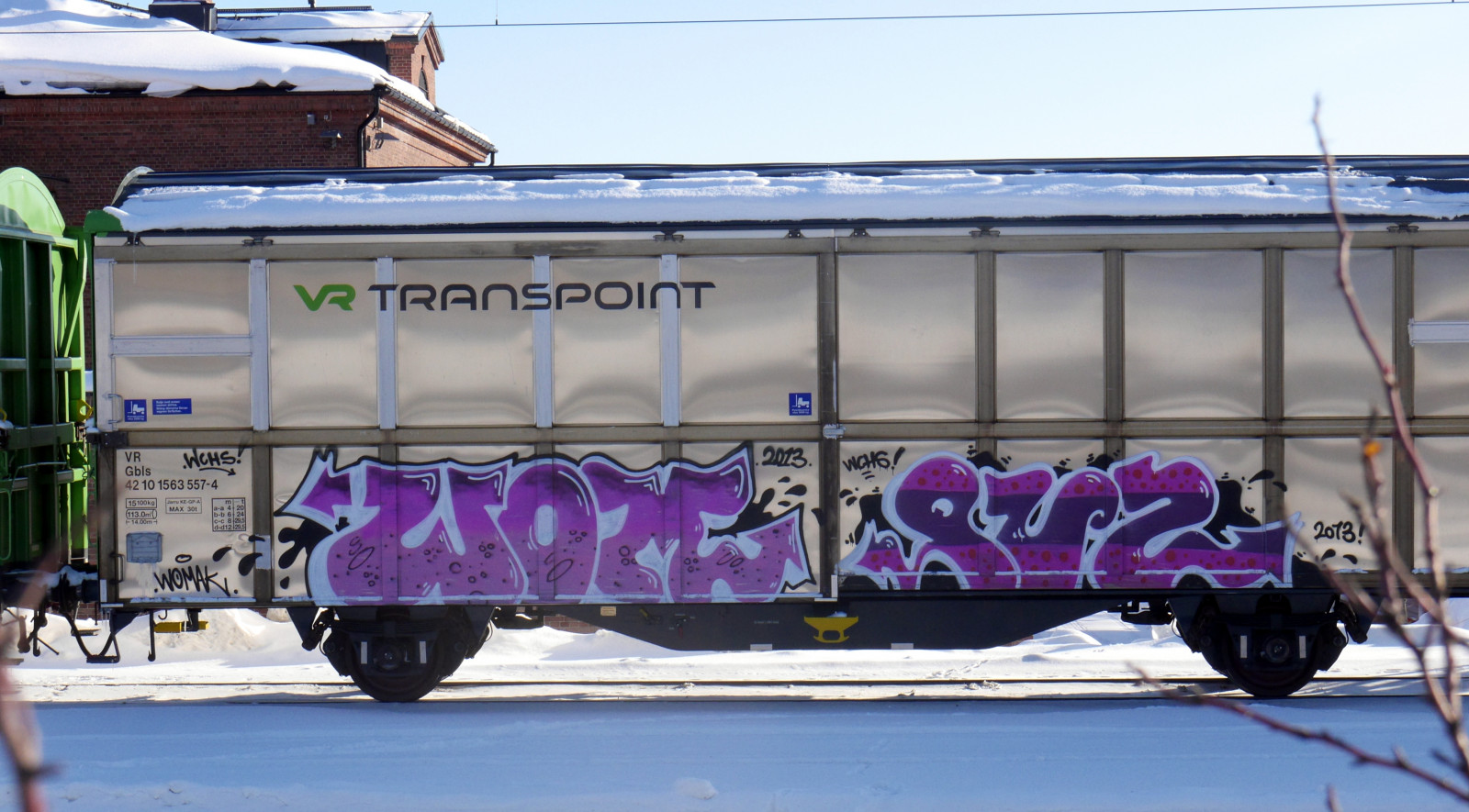 město, ulice, městský, sníh, zima, vozidlo, vlak, město, grafiti, nordický, doprava, Finsko, země, náklad, 2013, lokomotiva, zločin, Suomi, UMĚNÍ, železo, pouliční umění, dráha, vr, náklad, benching, válcování, pozemní vozidla, motorové vozidlo, veřejná doprava, železniční doprava, kolejová vozidla, železniční vůz, Juna, katutaide, kaupunkitaide, finstreetart, nákladní auto