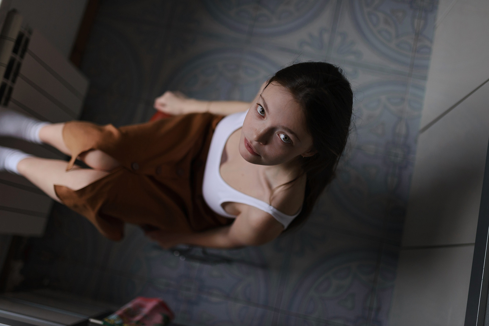 ženy, model, bruneta, dlouhé vlasy, při pohledu na diváka, pohled shora, uvnitř, portrét, tílko, Bílé vrcholy, sukně, náušnice, výstřih, sedící, ponožky, bokeh, kuchyně, Ženy uvnitř, Aleks Five