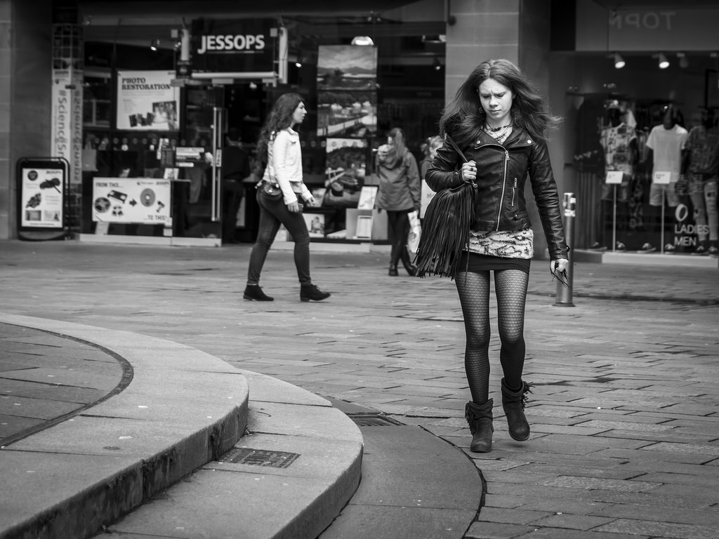 silnice, bílý, Černá, fotografie, ulice, Černý a bílý, infrastruktura, urban area, veřejný prostor, stojící, fotografování, monochromatické fotografování, momentka, dívka, černobílý, pěší, město, vozidlo, auto, styl