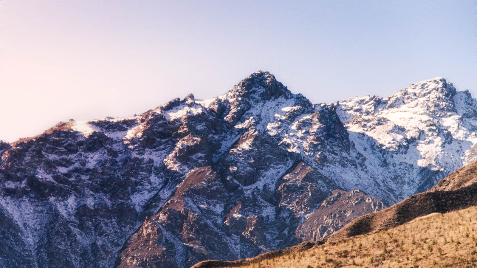 ภูเขา, ท้องฟ้า, เมฆ, หิมะ, Natural landscape, ลาดชัน, ภูมิประเทศ, ต้นไม้, ลักษณะภูมิประเทศที่เป็นภูเขา, แนวนอน, ธรณีสัณฐาน, เทือกเขา, ปรากฏการณ์ทางธรณีวิทยา, การก่อตัว, เนินเขา, ฤดูหนาว, ขอบฟ้า, หิน, ที่ราบสูง, หุบเขา, ไม้, เทือกเขา, หิน, สถานีเนินเขา, arete, Badlands, batholith, ตอนเย็น, ยอด, พระอาทิตย์ขึ้น, วดี, น้ำแข็ง, ดิน, ลาดชัน, moraine, ทุนดรา, การแช่แข็ง, Cumulus