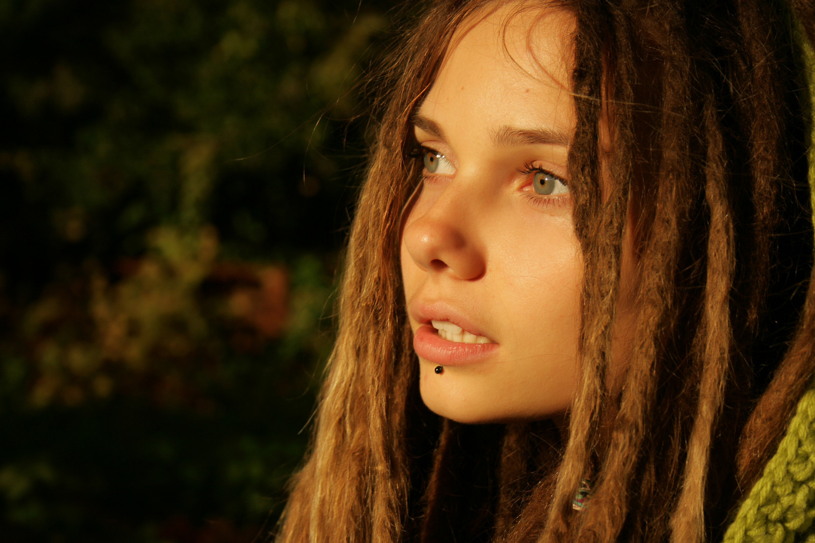 ansigt, Kvinder udendørs, Kvinder, model, portræt, langt hår, fotografering, mode, hår, dreadlocks, emotion, Person, hud, hoved, Sindi S, farve, pige, skønhed, smil, øje, kvinde, dame, blond, frisure, portrætfotografering, Photo shoot, brunt hår, ansigtsudtryk, organ, tæt på