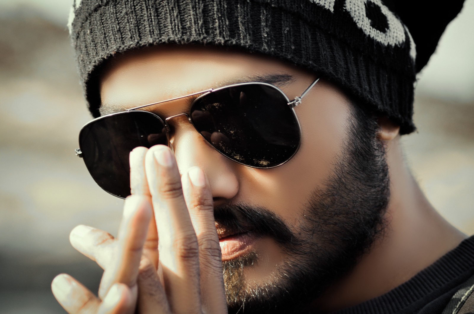 brýle, nos, ret, vision care, účes, obočí, ochranné brýle, sluneční brýle, bílý, orgán, člověk, brýlí, móda, vousy, street fashion, gesto, mikrofon, Eye glass accessory, víčko, pokrývka hlavy, prst, chladný, černé vlasy, audio zařízení, lidé, řasa, hudební umělec, hudba, zblízka, osobní ochranné prostředky, nehet, knír, událost, módní doplněk, vousy, zpěvák, šperky, palec, pletené čepice, zábava, čepičku, zábava, portrétní fotografie, fotografování