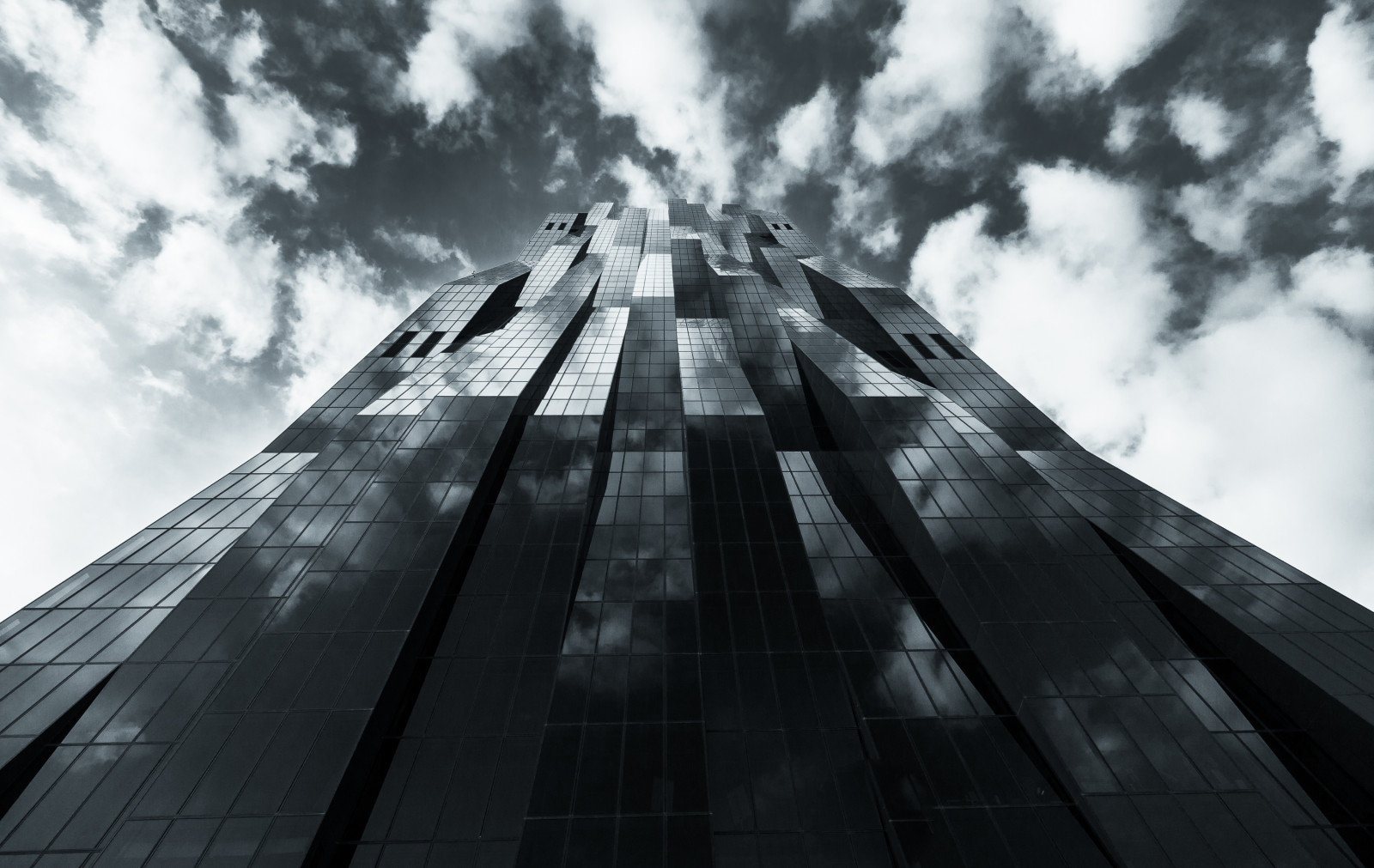 slunečnímu záření, bílý, Černá, černobílý, temný, architektura, budova, odraz, nebe, mraky, symetrie, mrakodrap, modrý, Studený, věž, vlny, čáry, Rakousko, Vídeň, metropole, struktura, úhel, mrak, strom, široký, mezník, během dne, fasáda, urban area, Černý a bílý, monochromatické fotografování, Metropolitní oblast, panelový dům, denní osvětlení, meteorologický jev, dctower, Nenávist, stock photography, fixed link