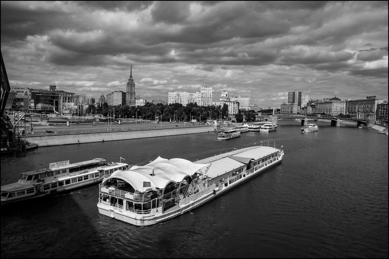 krajina, světla, bílý, Černá, loď, černobílý, město, ulice, panoráma města, architektura, voda, Moskva, městský, odraz, nebe, venku, stín, sníh, zima, vozidlo, fotografování, mraky, panoráma, Studený, mráz, most, řeka, přístav, provoz, Rusko, život, Evropa, dok, banka, nízký, výstřel, UMĚNÍ, světlo, Černý a bílý, scéna, Krásná, slabé světlo, stíny, zavřít, počasí, venkovní, tělesné, momenty, Pohyb, hnutí, pouliční život, třídaFoto, plavidlo, landscapephotography, streetphotography, obraz, BNW, blacknwhite, krajiny, dokumentární, streetscene, žurnalistika, streetshot, Pohledy na město, urbanphotography, lowlightshot, lowlightphotography, lowlightphoto, scény, cityscene, urbanshot, urban area, vodní, Černý a bílý, monochromatické fotografování, lidské osídlení, cityscenes, urbanphoto, landscapeshot, zaoceánský parník, lowlightphotos, lowlightshots