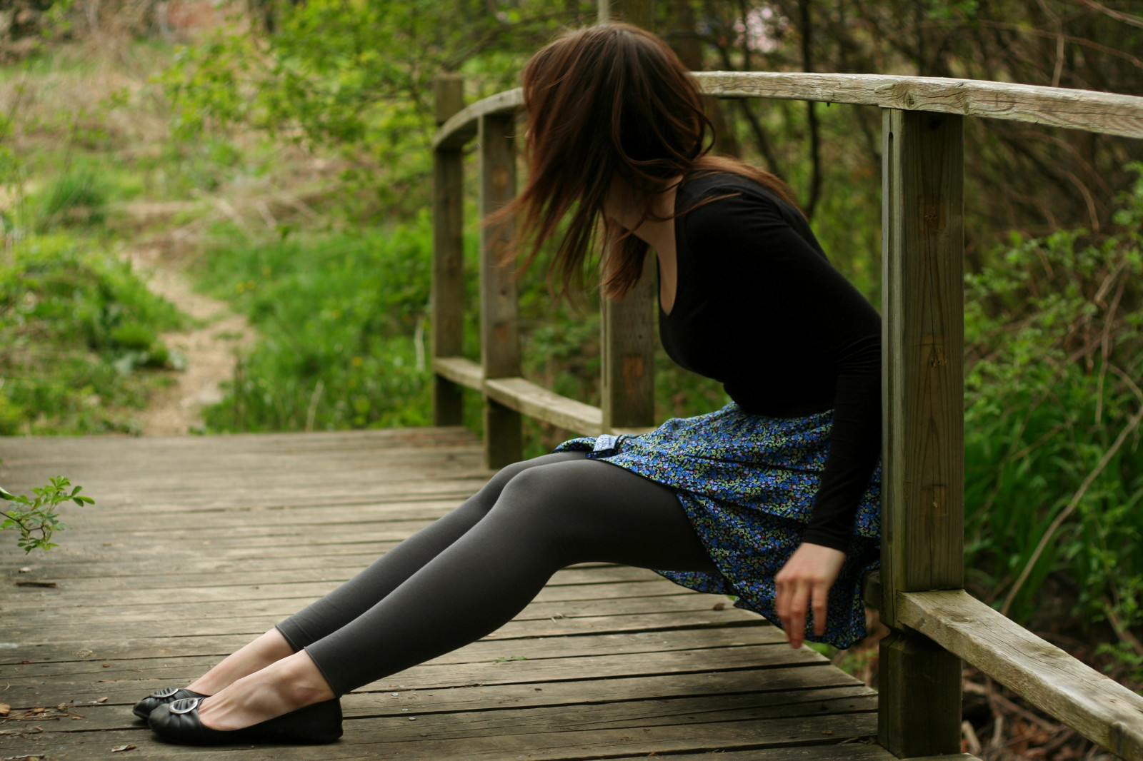 sportovní, les, model, Příroda, tráva, park, venku, sedící, zelená, most, sukně, legíny, bokeh, Křoví, cesta, Osoba, dívka, krása, žena, prozkoumal, les, noha, autoportrét, lidských pozice, portrétní fotografie, focení, fyzická zdatnost, lidská činnost, vánek