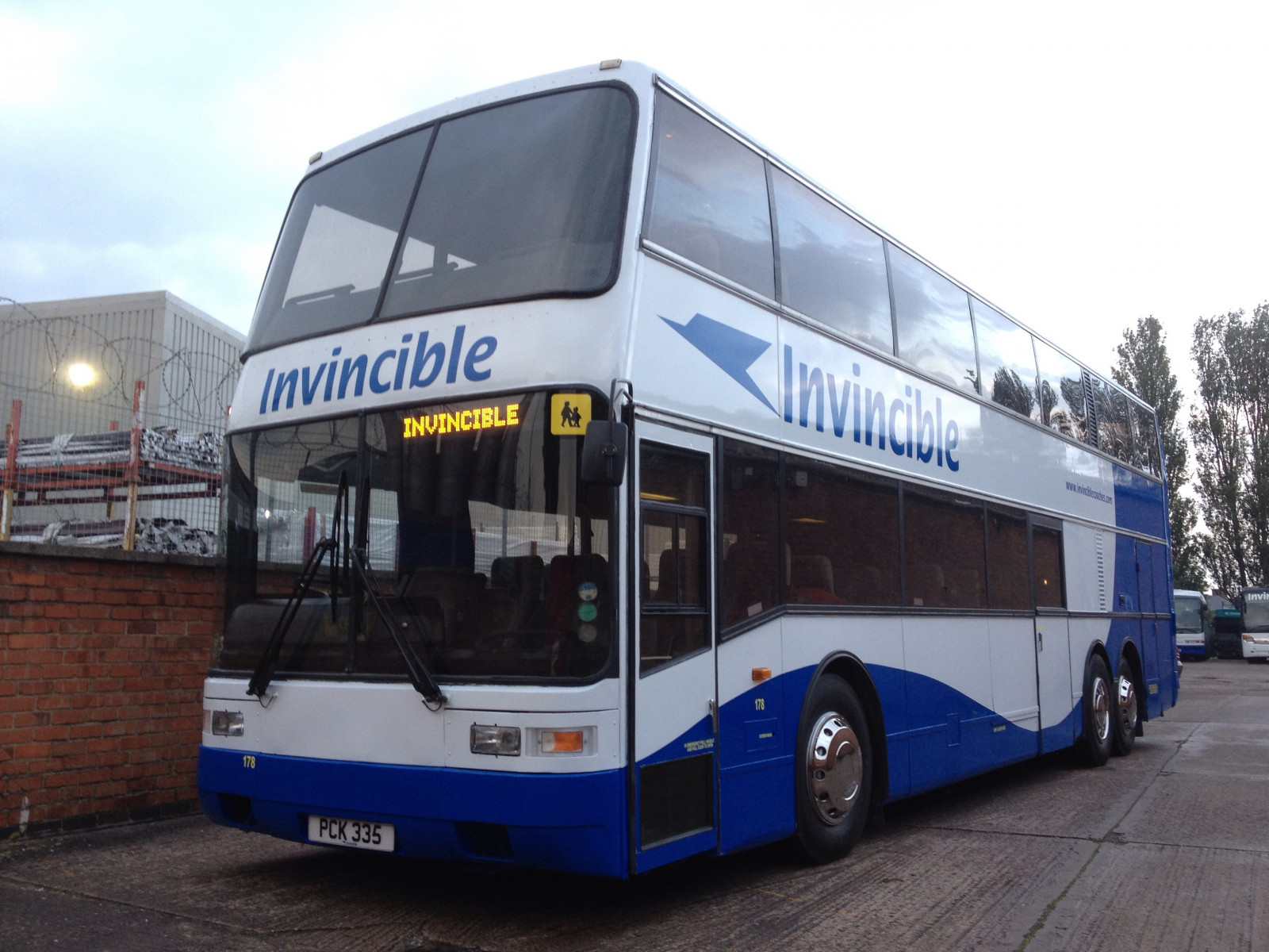 autobus, hrad, trenér, 400, GT, Vals, Scania, neporazitelný, MCW, Tamworth, Rugeley, bal, Metroliner, 335, Srdce, 400gt, TOJ, E906, Londonliner, Pck335, Centralliner, E906toj, Buscoachsales