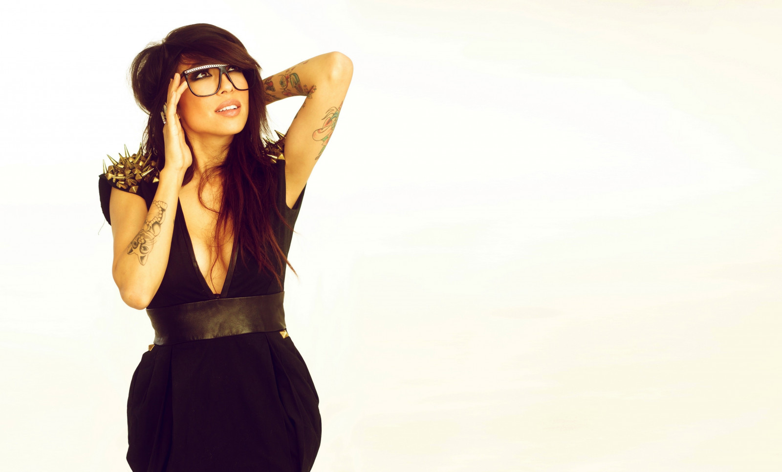 Kvinder, model, briller, fotografering, store bryster, sanger, kjole, strømper, tatovering, smilende, bh, mode, hår, ingen bh, Person, tøj, supermodel, Alie Layus, pige, skønhed, hånd, frisure, Photo shoot, mave, menneskelige legeme